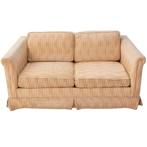 LOVE SEAT SIGLO XX Elaborado en madera, tapizado, con asientosv y brazos acojinados. Decorado con elementos arquitectonicos