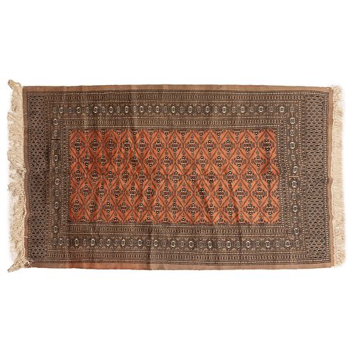 TAPETE. SIGLO XX. ESTILO BOKHARA BASHIR Cuenta con campo decorado, . Elaborado en Lana, algodón y detalles de seda.