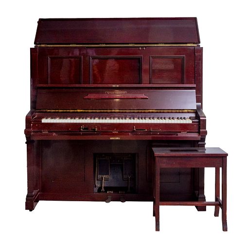 PIANO VERTICAL ALEMANIA, SIGLO XX DE LA MARCA SCHIEDMAYER Elaborado en madera, metal y cuerdas Cuenta con sistema para pianola