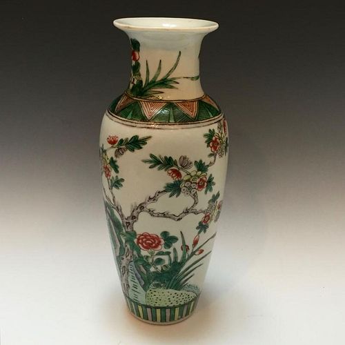 A CHINESE ANTIQUE FAMILLE ROSE VASE. 19C