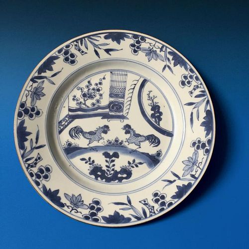 A BLUE AND WHITE CHINESE ANTIQUE EXPORT PLATE, 18C