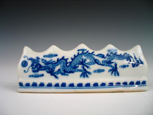 Chinese blue and white porcelain brush rest, dragon decoration.
