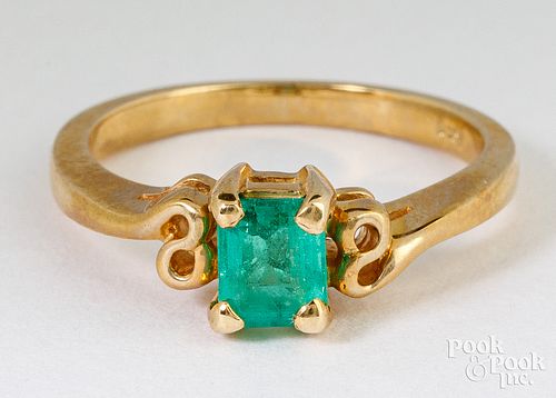 14K yellow gold and emerald ring