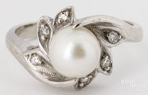 14K white gold ring with pearl and diamonds