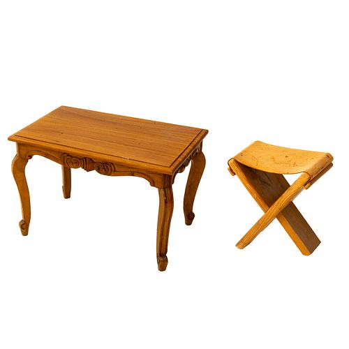 MESA AUXILIAR Y TABURETE, SIGLO XX. Elaborados en madera, taburete con cubierta de piel, mesa con soportes tipo cabriolé.