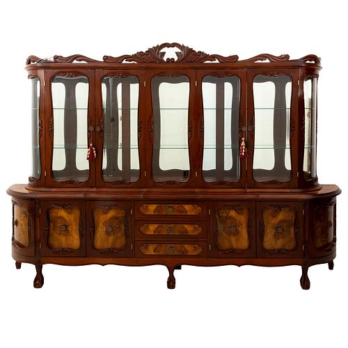 VITRINA, S.XX. Elaborada en madera barnizada con marquetería, vidrio biselado, espejos de fondo, cuenta con remate superior.