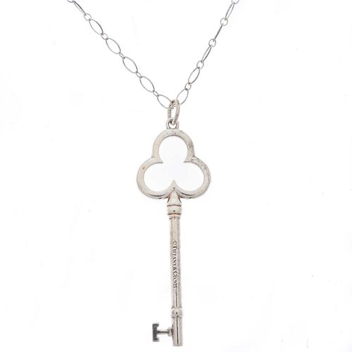 Collar y pendiente en plata .925 de la firma Tiffany  Co. Diseño de llave. Peso: 7.6 g.