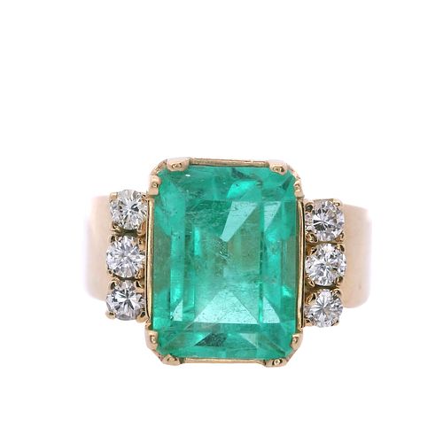 18kt Gold cocktail Ring with Emerald and Diamonds