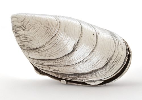 Sterling Silver Hinged Box, Mussel Shell, W 2" L 4.23" 3.7t oz