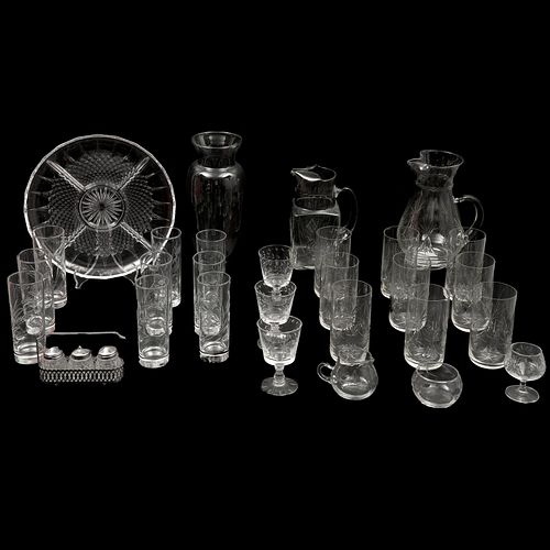 LOTE DE ARTÍCULOS DE MESA, SIGLO XX. Elaborados en cristal y vidrio prensado, diferentes diseños y decorados. 25 piezas.