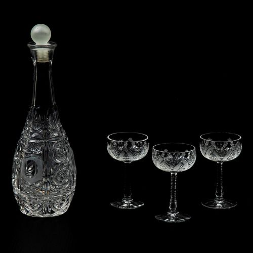 SET DE LICORERA, CHECOSLOVAQUIA, SIGLO XX. Elaborado en cristal transparente, decoración facetada. Consta de licorera y 3 copas.