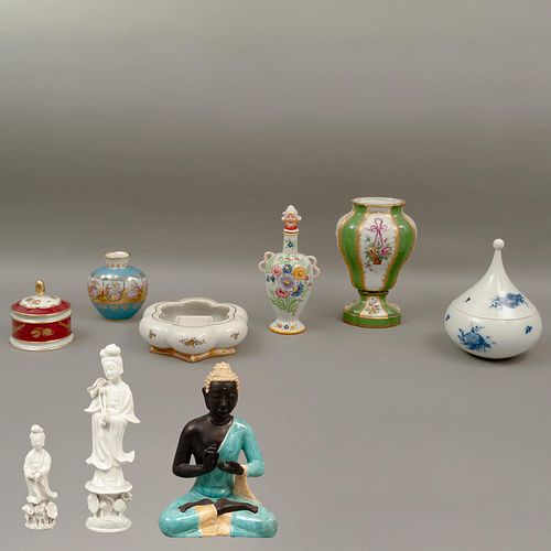 LOTE DE ARTÍCULOS DECORATIVOS, ORIGEN EUROPEO Y ORIENTAL, SIGLO XX. Elaborados en porcelana y cerámica, sellados Rosenthal, Bavaria.
