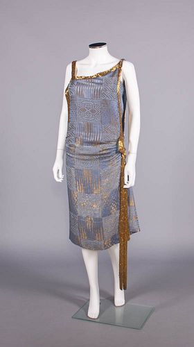 GOLD LAME’ PATTERNED SILK EVENING DRESS, c. 1924