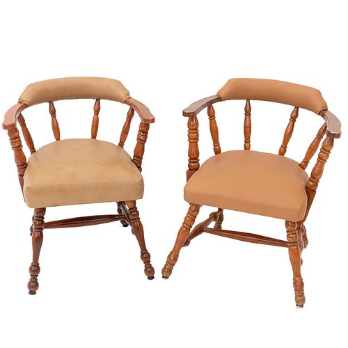 PAR DE SILLONES. S.XX ESTILO ESPAÑA Elaborado en madera y asientos de vinipiel en color beige Cuenta con respaldo en tres de barandilla