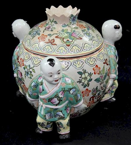 CHINESE HAND PAINTED PORCELAIN CENTER PIECE