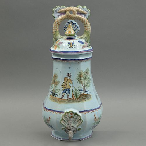FUENTE, ITALIA, CA.1900. Elaborada en cerámica policromada. Decoración a mano con escena campirana.