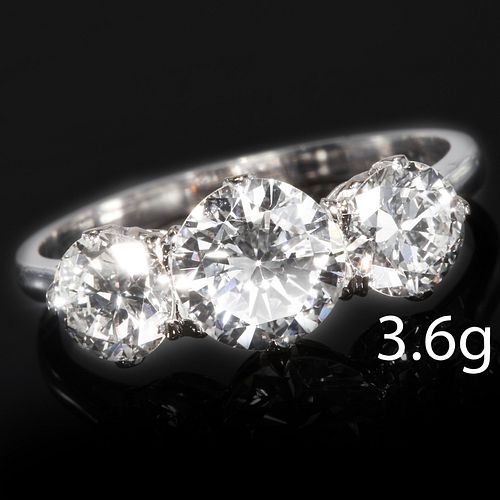 ATTRACTIVE DIAMOND 3-STONE RING