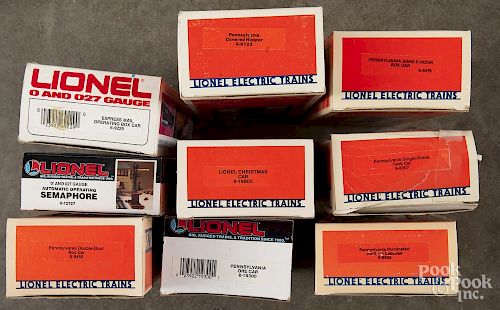 Group of contemporary Lionel and K-Line train engines, cars and accessories.
