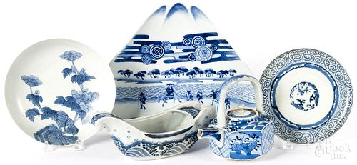 Five pieces of Chinese blue and white porcelain.