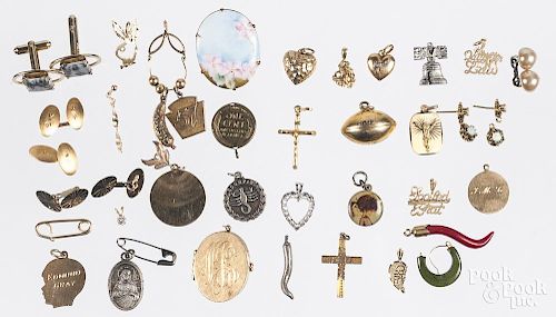 Assorted cufflinks, charms, and jewelry, to include two pairs of 18K marked cufflinks, 7 g., an 18K