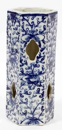 CHINESE PORCELAIN BLUE & WHITE HAT STAND 19TH C
