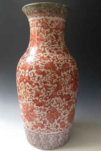 A FINE CHINESE ANTIQUE IRON-RED FLORAL VASE, 19C