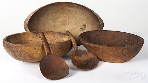 Three wooden bowls, together with two scoops, largest - 17 1/2'' l.