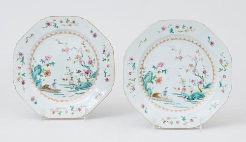 PAIR OF CHINESE EXPORT FAMILLE ROSE PORCELAIN OCTAGONAL PLATES