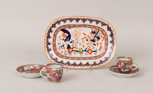 PAIR OF CHINESE EXPORT PORCELAIN MANDARIN PATTERN DEMITASSE CUPS AND STANDS, AND AN ENGLISH JAPAN PATTERN PORCELAIN SMALL PLA