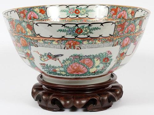 A CHINESE EXPORT FAMILLE ROSE PORCELAIN BOWL