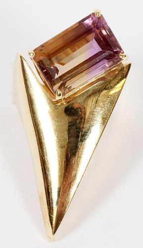 MODERN 10KT YELLOW GOLD AND AMETHYST RING