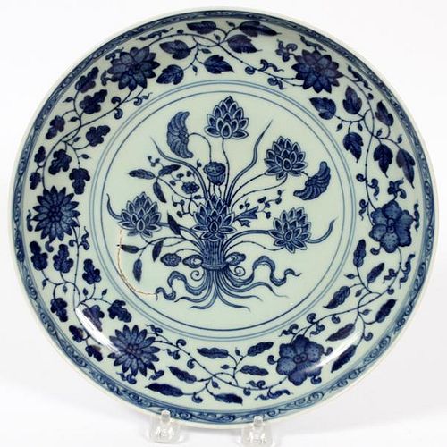 CHINESE BLUE AND WHITE FLORAL PORCELAIN CHARGER
