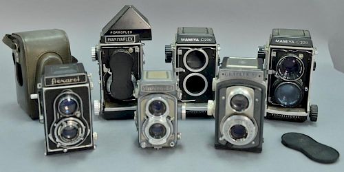 One box lot: Lot of twin lens reflex cameras including Mamiya Professional C220 body (814173), Mamiya Professional C220 body 
