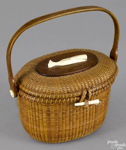 Nantucket lightship basket purse by Whalers Crafts, dated 1966, the lid with an applied whale, 7