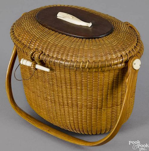 Nantucket lightship basket purse by Whalers Crafts, dated 1966, the lid with an applied whale, 7