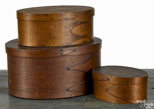 Three New England Shaker style bentwood boxes, 19th c., of lapped finger construction, the smalles