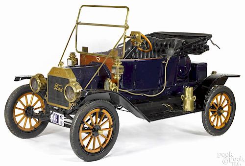 1912 Ford Model T Torpedo, four-cylinder, the body is dark blue with black fenders, with brass tri