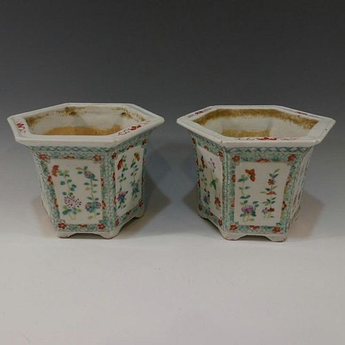 PAIR OF CHINESE ANTIQUE FAMILLE ROSE PORCELAIN POTS - 19TH CENTURY