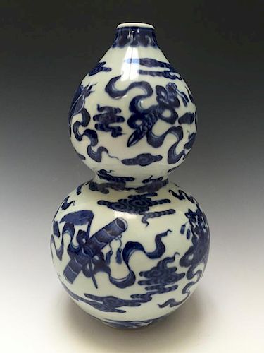 A CHINESE ANTIQUE BLUE AND WHITE DOUBLE-GOURD VASE, MARKED.