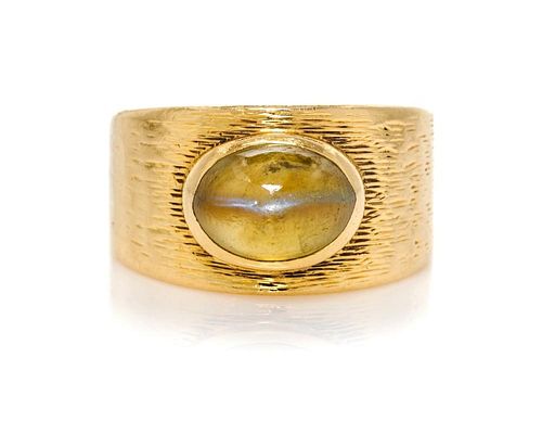 An 18 Karat Yellow Gold and Cat's Eye Chrysoberyl Ring, 7.50 dwts.