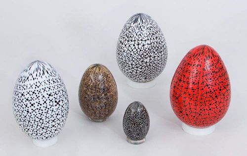 THREE SPECKLED GLASS EGGS AND TWO FEATHERED EGGS