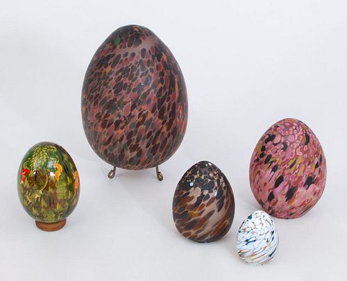 GROUP OF FOUR SPECKLED GLASS EGGS AND A PERSIAN STYLE EGG WITH HUNT SCENE