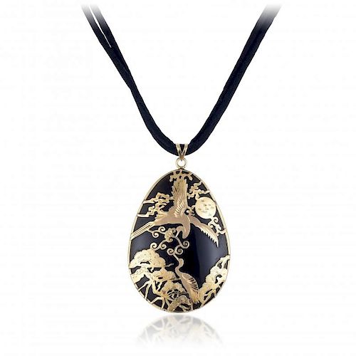 An Oriental Gold and Agate Pendant