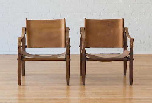 GOLD MEDAL FOLDING CHAIR COMPANY (RACINE, WI) PAIR OF STAINED BEECH AND LEATHER "SAFARI" CHAIRS