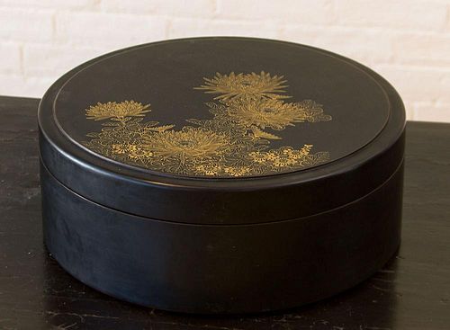 CIRCULAR JAPANESE GILT LACQUER BOX DECORATED WITH CHRYSANTHEMUM