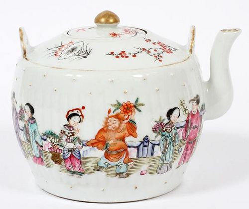 CHINESE GILT FIGURAL PAINTED PORCELAIN TEAPOT