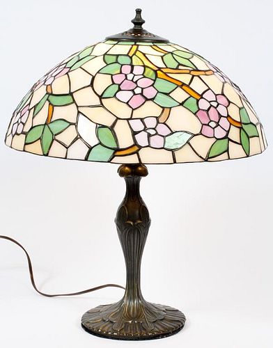 LEADED GLASS STYLE TABLE LAMP CONTEMPORARY SHADE W/ PINK FLOWERS LEAF DESIGN SPELTER BASE