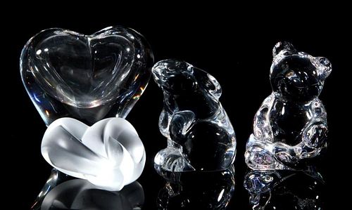 A LOT OF BACCARAT AND LALIQUE CRYSTAL FIGURES