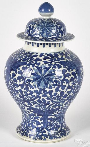 Chinese Qing dynasty blue and white vase