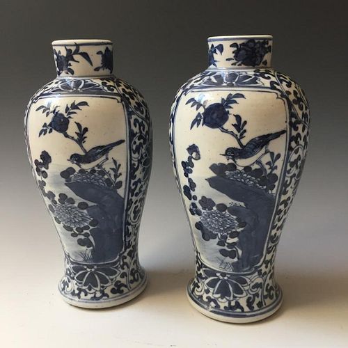 A PAIR CHINESE ANTIQUE BLUE AND WHITE VASE,19C.